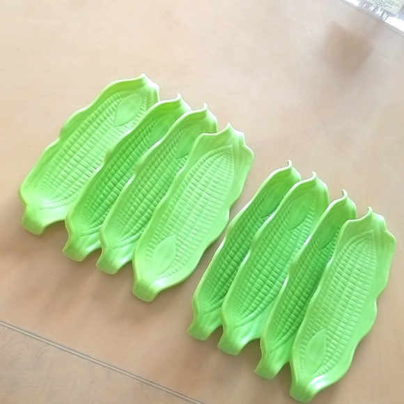 Set of Eight Plastic Corn on the Cob Holders. - Picture 3 of 5